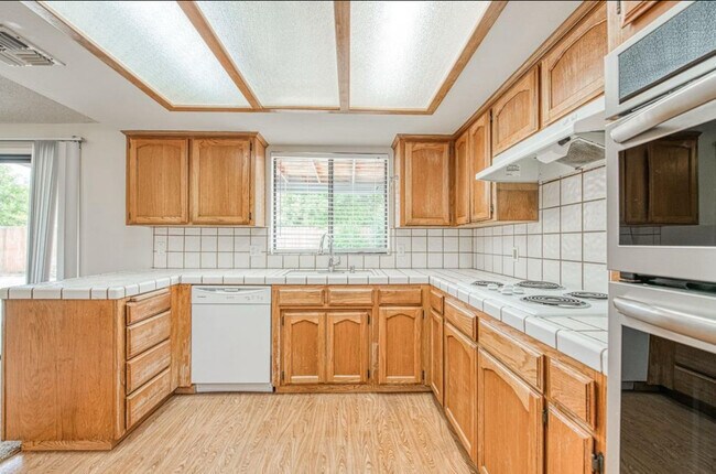 Building Photo - 6376 N Forestiere Ave