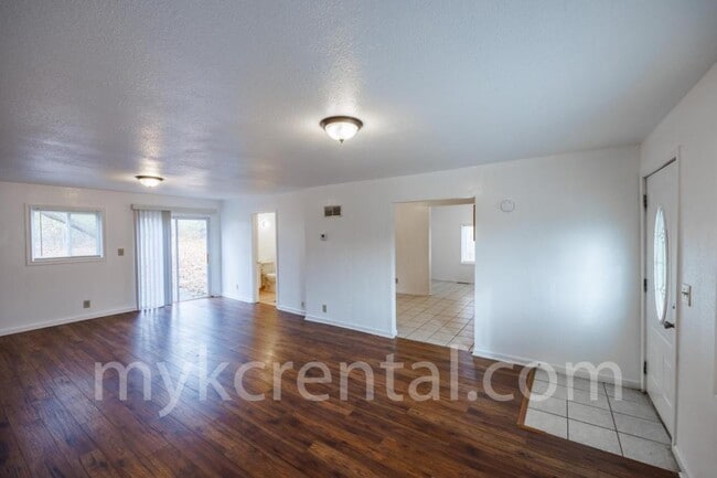 Building Photo - 3026 S 33rd St