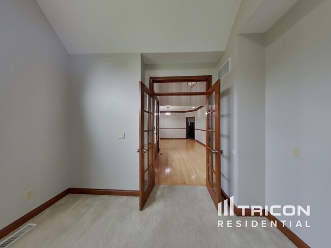 Building Photo - 6055 Fawnwood Dr