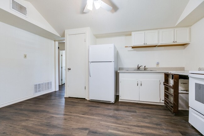 Building Photo - NOW AVAILABLE!!! Updated 2 bedroom 1 bath ...