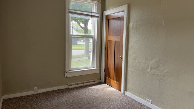 Building Photo - 3 Bed 1 Bath close to UWEC! Available June 1st
