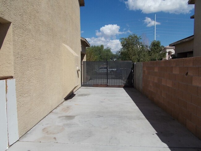 Building Photo - Spacious 4-Bedroom, 2.5-Bathroom Home with...