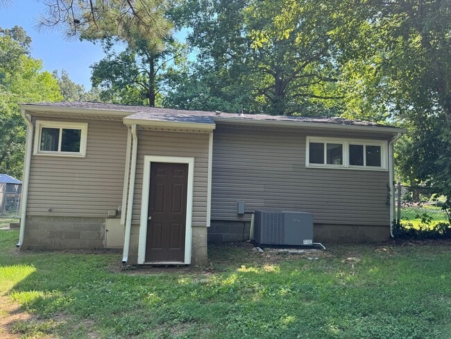 Building Photo - Great Home Conveniently Located! 3 Bed 1 B...