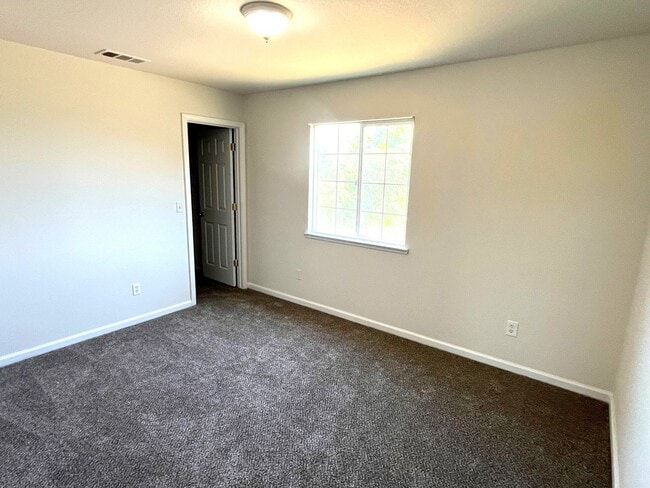 Building Photo - Spacious 5-Bedroom Home in Gated Stockton ...
