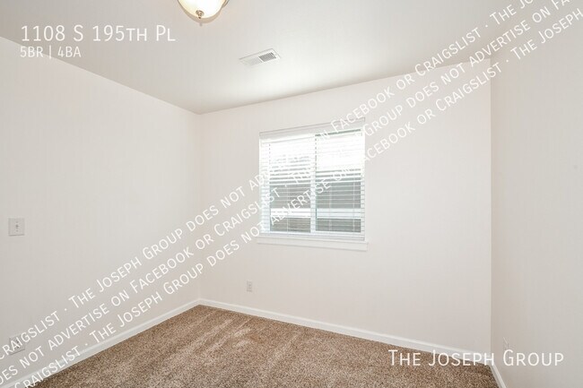 Building Photo - 1108 S 195th Pl
