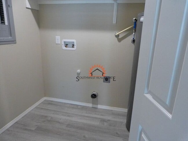 Building Photo - Modern 3 bedroom 2 bath apartment