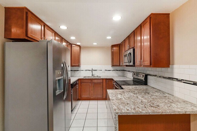 Building Photo - Location!! Updated 1 bedroom Gem on Pearl St. in Govenor's Park!