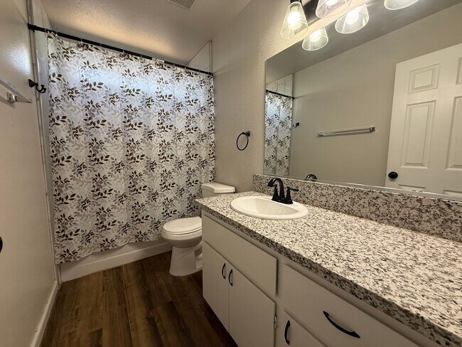Building Photo - Must see! 2-bedroom, 2-bathroom single-sto...