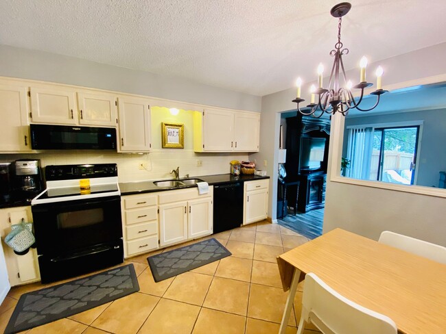 Building Photo - {1423} Olathe Townhome + 3Bed/2.5Bath + Fe...
