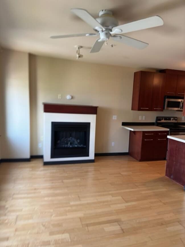 Building Photo - Ideally Located Seattle Open 1 Bed Unit w/ Breathtaking Views!