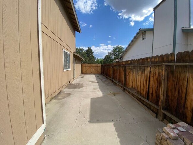 Building Photo - Modern 4 Bedroom, 3 Bath House - Near Died...