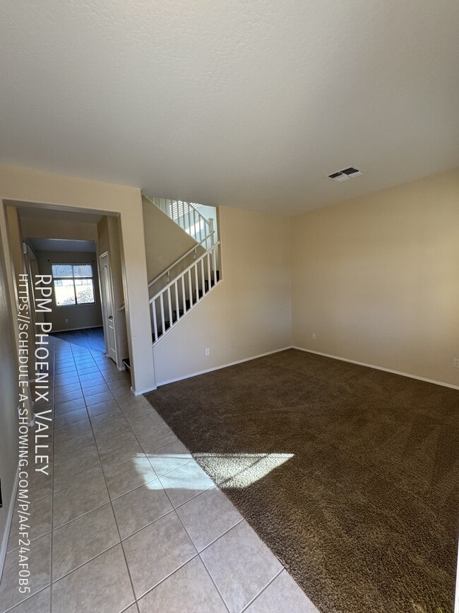 Building Photo - Cozy 4 bed / 2.5 bath with new carpet in p...