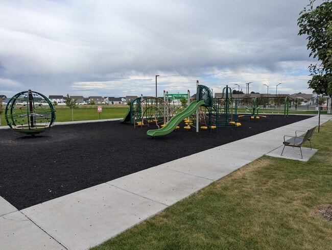 Building Photo - Summerfield Townhome