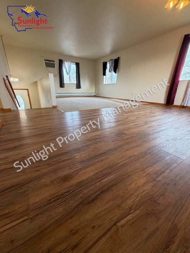 Building Photo - Spacious 3 Bed / 1.5 Bath Home with Garage & Off-Street Parking