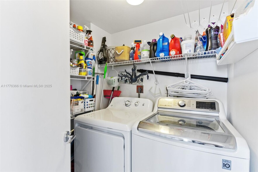 Building Photo - 3598 Yacht Club Dr