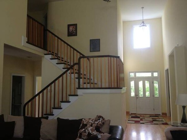 Building Photo - 221 Hickory Ln