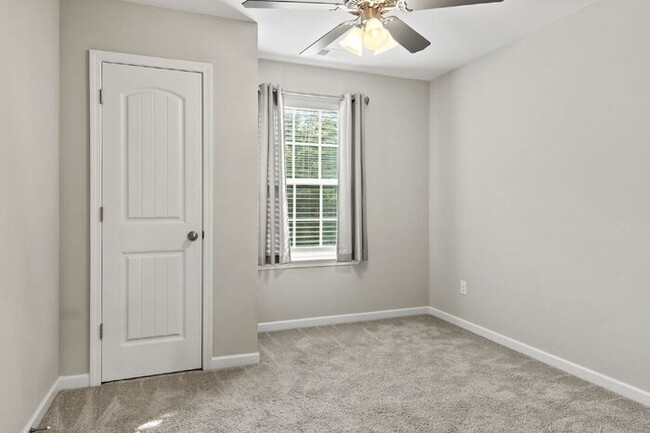 Building Photo - Simpsonville 3BR/2.5BA with Granite, Garag...