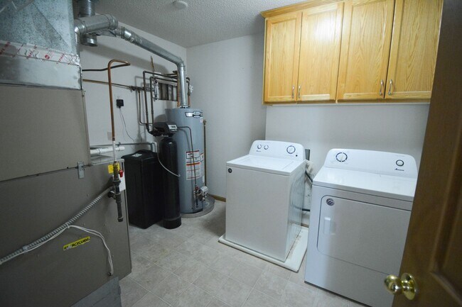 Building Photo - Updated 2 Bed, 1.5 Bath Townhome — Available Immediately