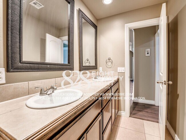 Building Photo - NEW TO THE MARKET!  Spacious 4 Bed/2 Bath Near very Close to Campus!!