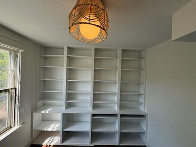 Building Photo - *DREAM LOCATION* 6BR Completely Renovated Duplex