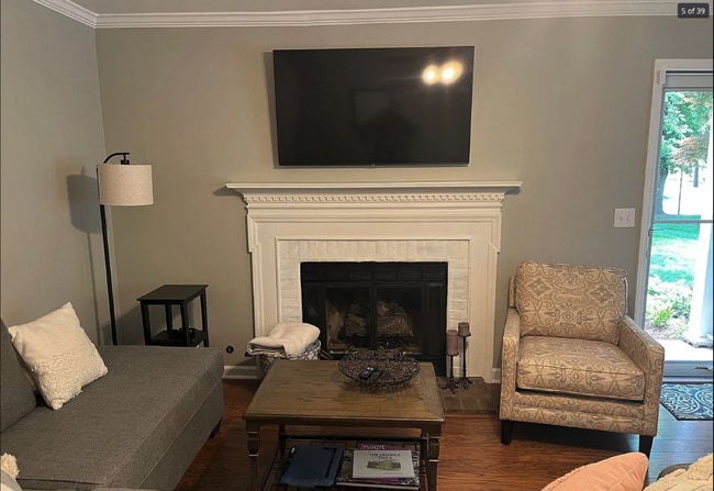 Building Photo - "Charming 2-Bedroom Retreat in Franklin with 1.5 Baths and Cozy 1244 Sq Ft Layout!"