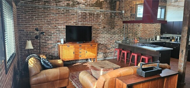 Primary Photo - 693 W North St