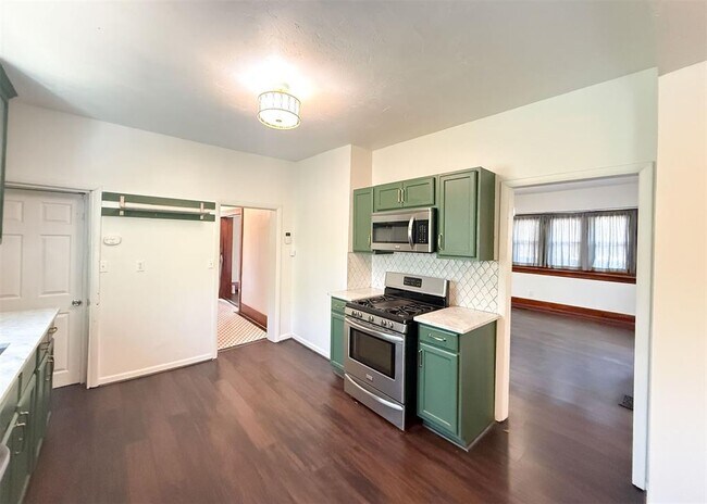 Building Photo - 1741 W Park Pl