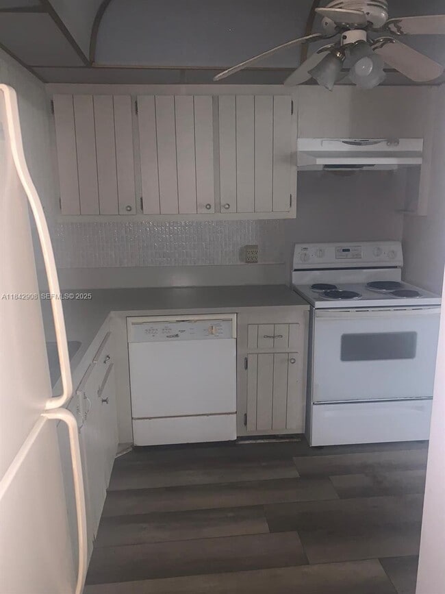 Building Photo - 2025 NE 164th St