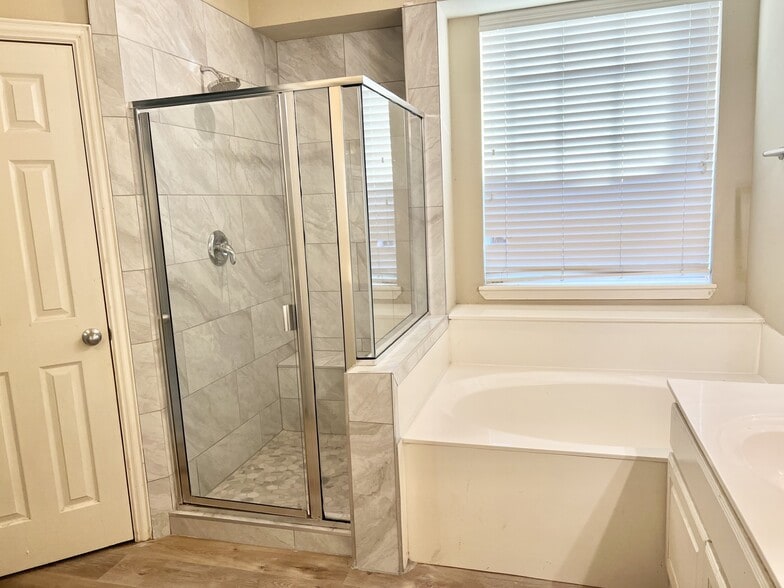 Building Photo - 2421 Mallard Dr