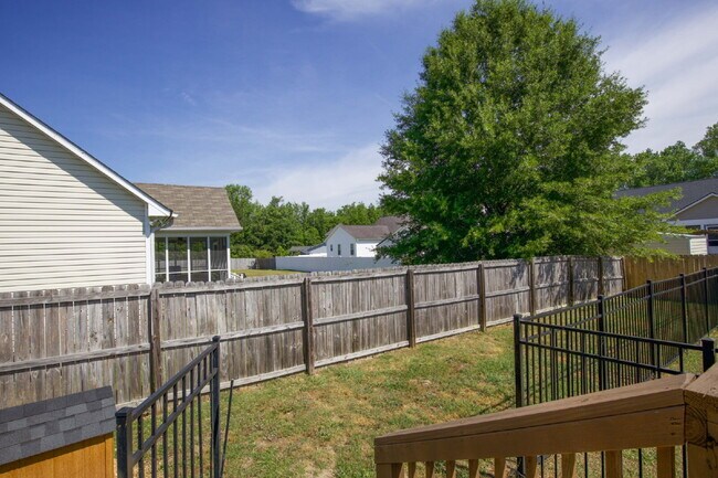 Building Photo - 355 Hogart St