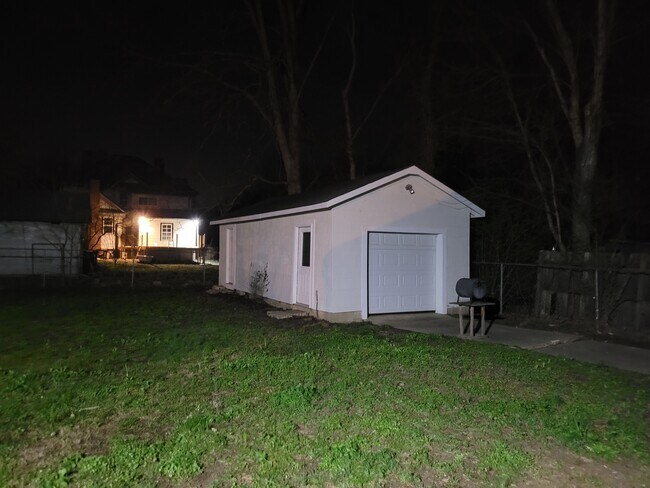 Building Photo - 509 Hickory St SE
