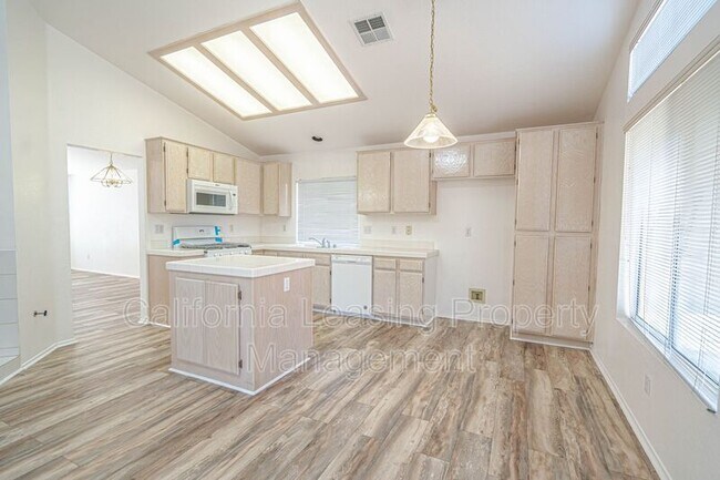 Building Photo - 39839 Tesoro Ln