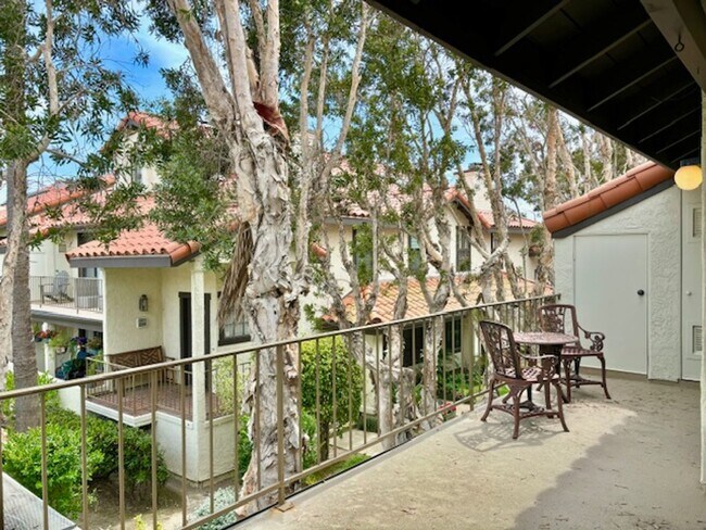 Building Photo - 2226 Martinique Ln