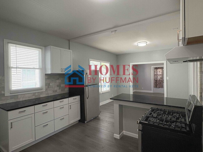 Building Photo - Two Bedroom House | Updated Unit