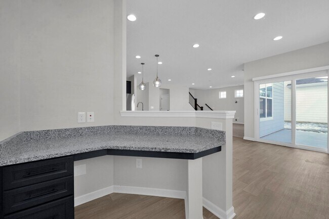 Building Photo - High End-New Build 5 Bed Home Plain City