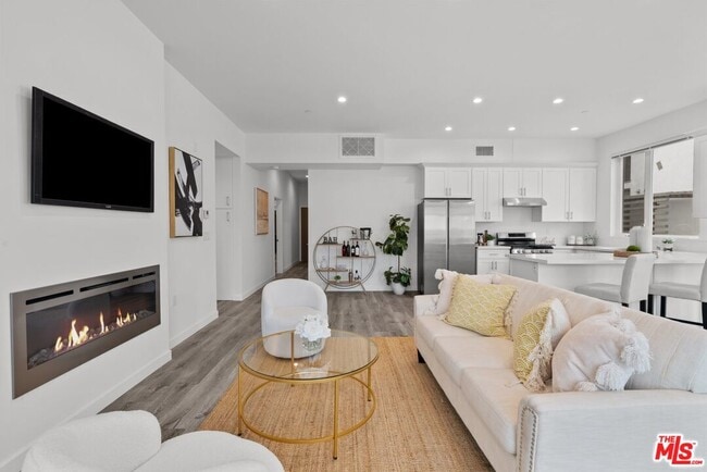 Building Photo - 5114 Cahuenga Blvd