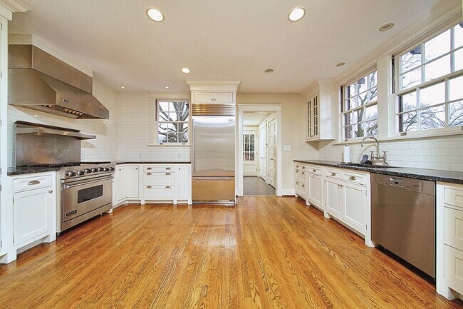 Building Photo - Stunning Tudor-style 4BR/3.5BA home in a prime, unbeatable location!