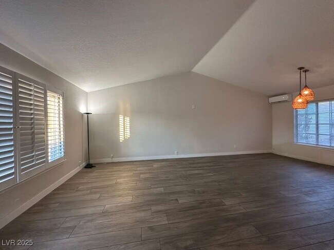 Building Photo - 2823 High View Dr