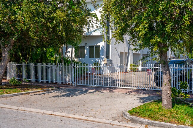 1975-1985 Calais Dr Miami Beach, FL 33141 - 1975-1985 Calais Dr