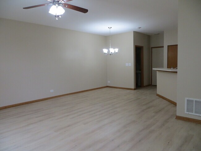 Building Photo - 273 Springbrook Trail S