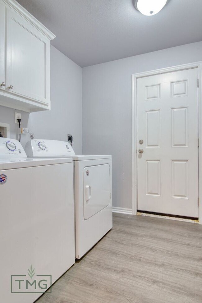 Building Photo - 3/2 Home Ready for the Holidays! $500 Move...