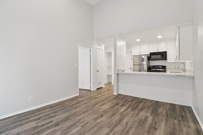 Interior Photo - 311 South New Hampshire Avenue