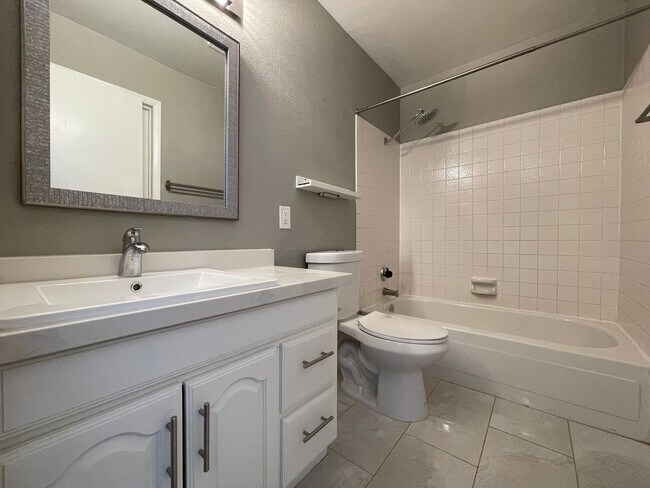 Building Photo - 2 BED 2 BATH TOWNHOUSE NEAR LAKE MEAD AND ...
