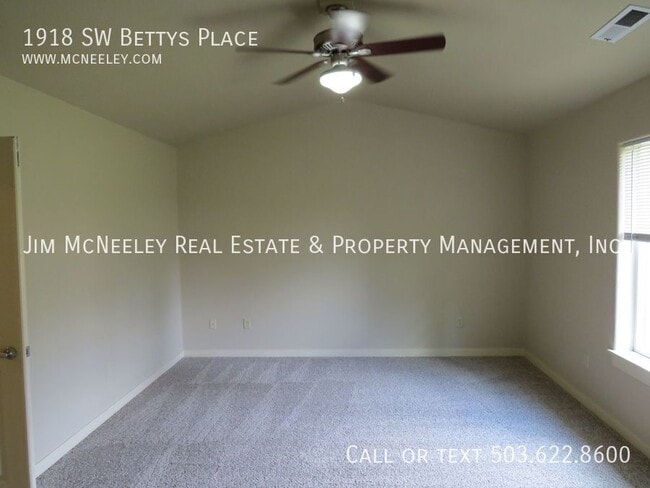 Building Photo - 1918 SW Betty's Pl