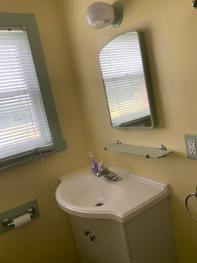 Building Photo - 2 Bedroom ~ 1 bath Cottage near Campus in serene setting