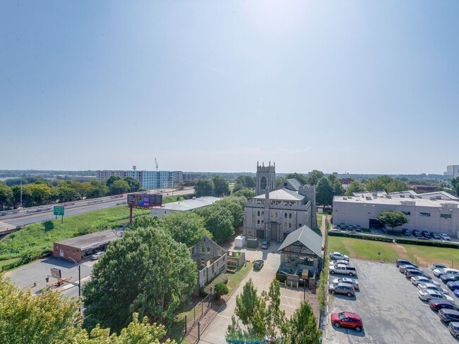 Building Photo - This move in ready condo has it all in Cha...