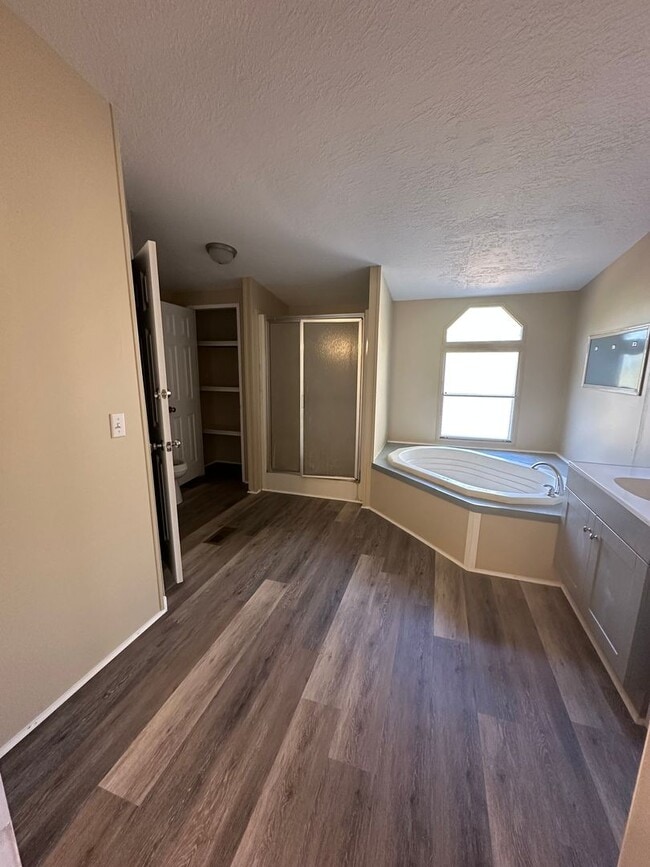 Building Photo - 3 Bed 2 Bath Waterfront Property - Under Renovations