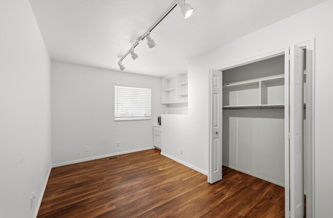 Building Photo - 12 E 500 S
