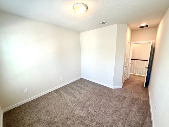 Building Photo - **MOVE IN SPECIAL** 2-Story 3 Bedroom / 2....