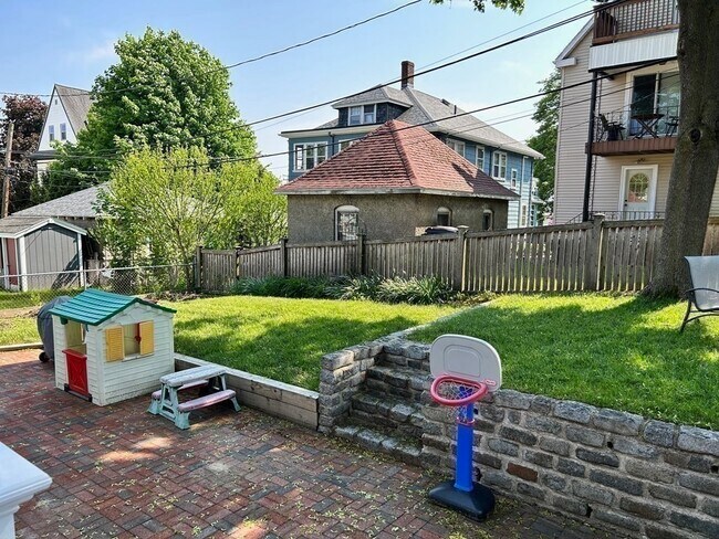 Building Photo - 16 Fletcher St